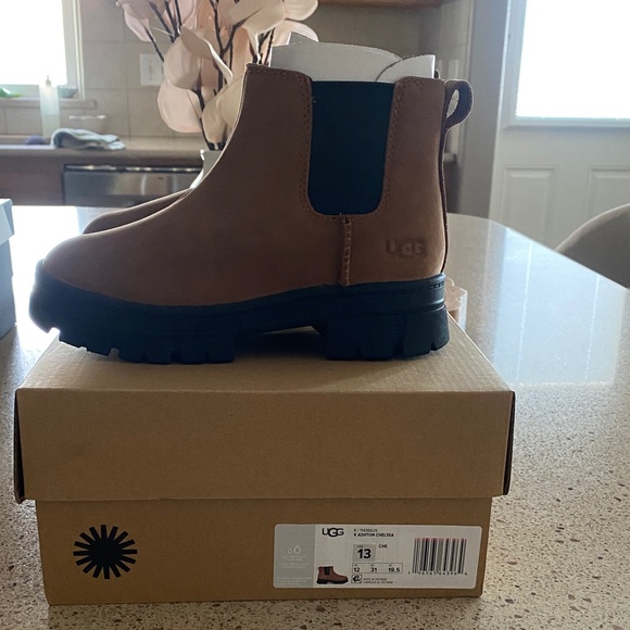 UGG Other - UGG K ASHTON CHELSEA KIDS BOOT